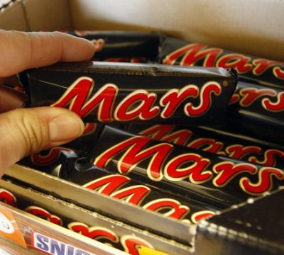 Stiahnutie tyčiniek Mars a Snickers z pultov